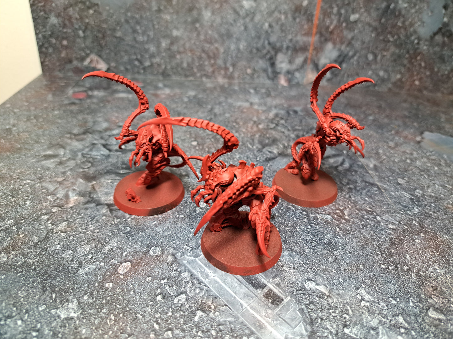 Von Ryans Leaper Tyraniden Warhammer 40k teilweise rot geprimed gebaut