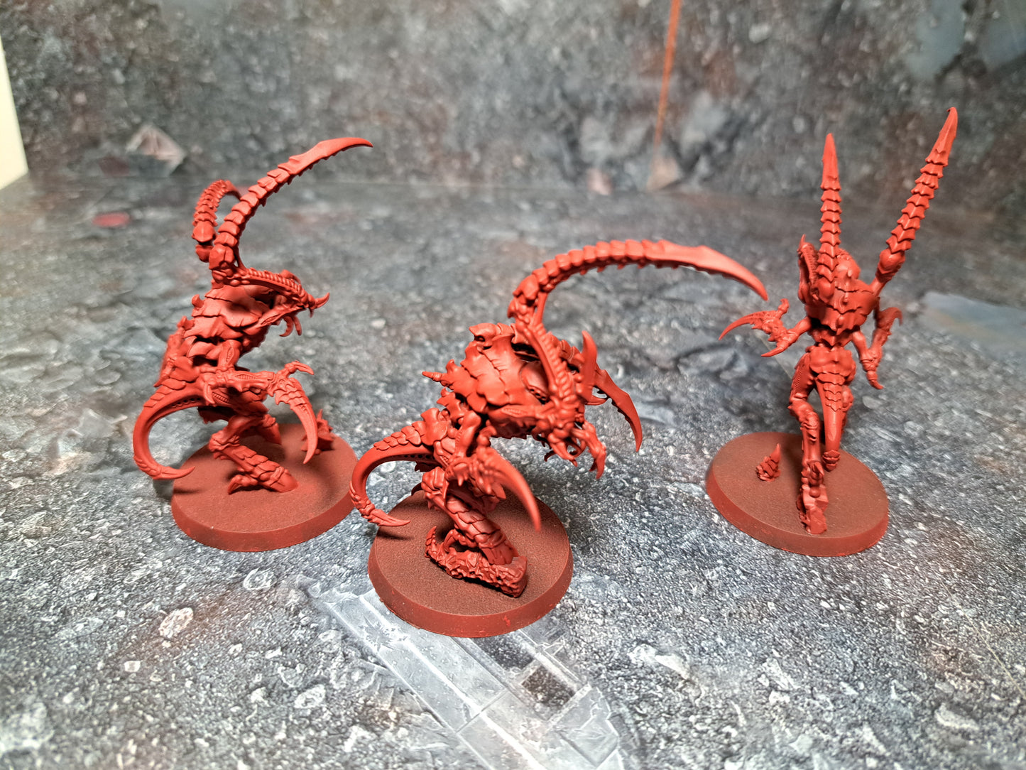 Von Ryans Leaper Tyraniden Warhammer 40k teilweise rot geprimed gebaut