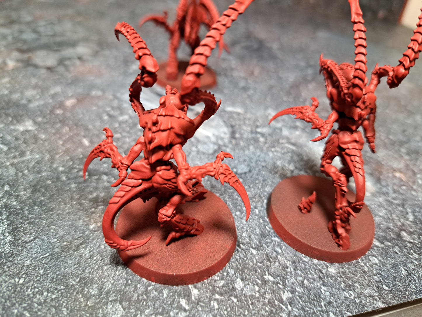 Von Ryans Leaper Tyraniden Warhammer 40k teilweise rot geprimed gebaut