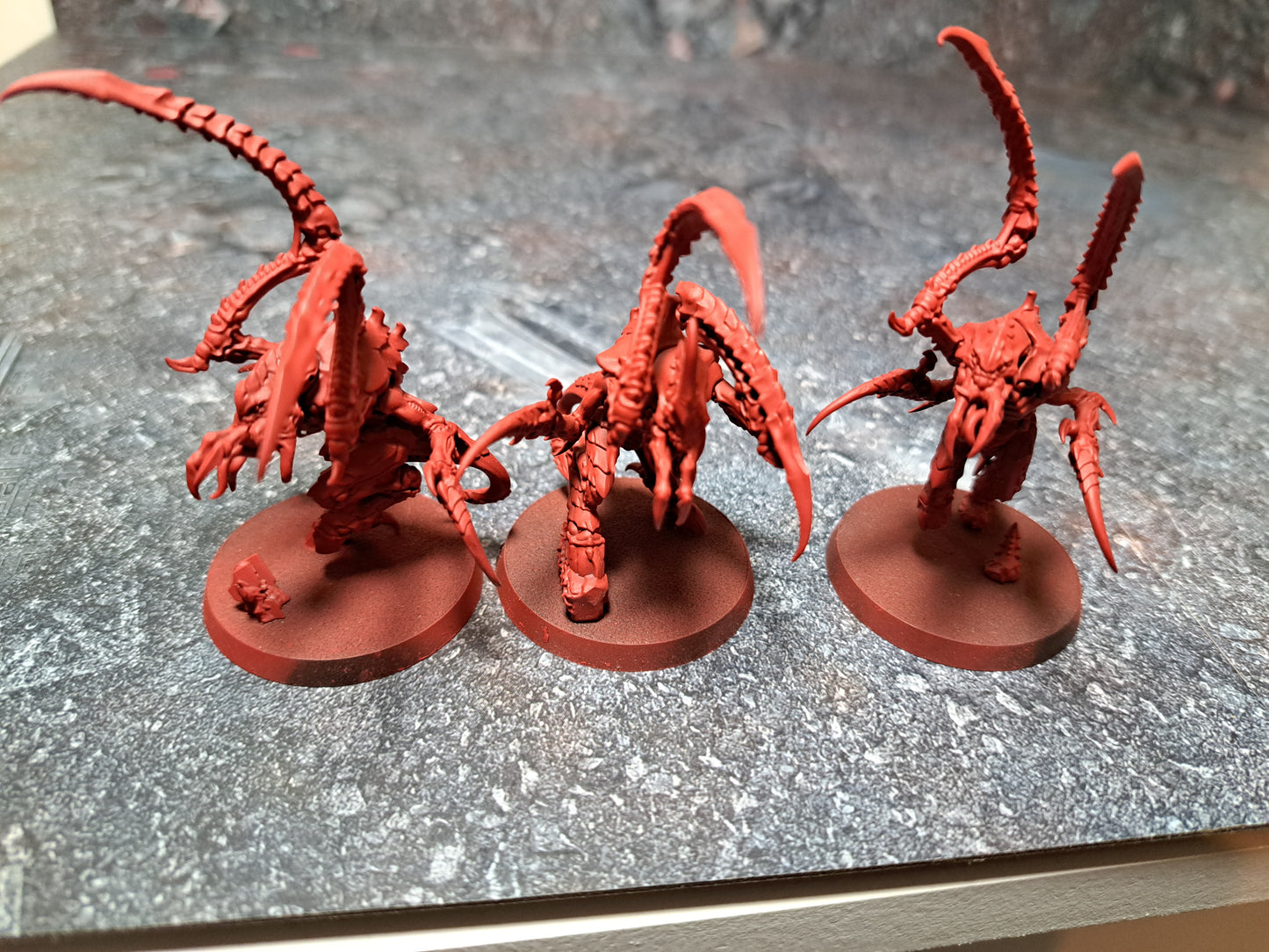 Von Ryans Leaper Tyraniden Warhammer 40k teilweise rot geprimed gebaut