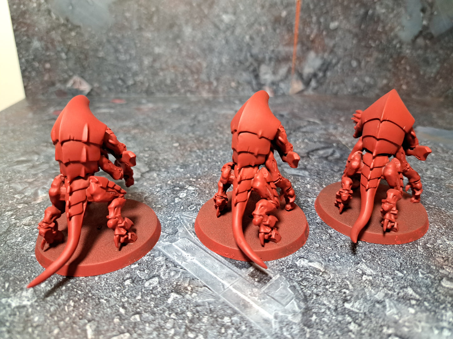 Tyranids: Hive Guard Tyraniden Warhammer 40k teilweise rot geprimed gebaut