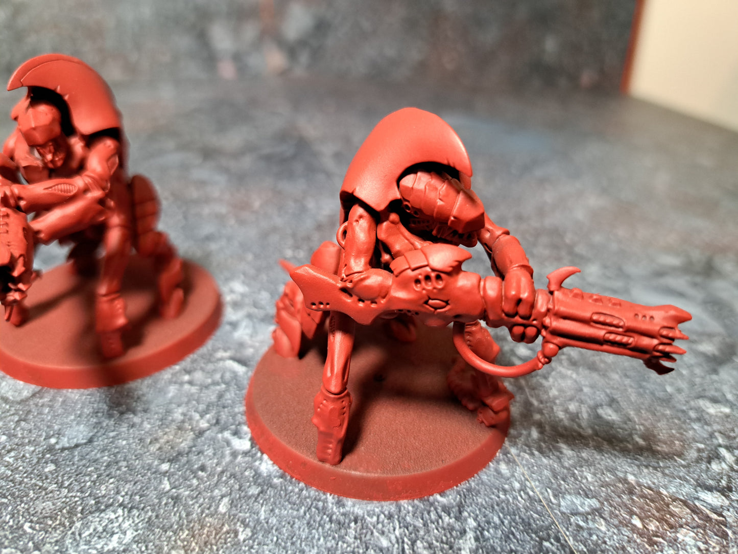 Tyranids: Hive Guard Tyraniden Warhammer 40k teilweise rot geprimed gebaut