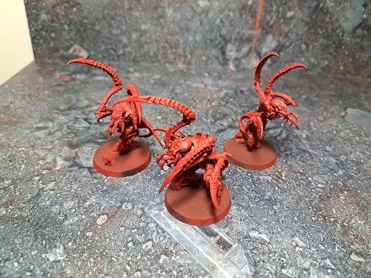 Von Ryans Leaper Tyraniden Warhammer 40k teilweise rot geprimed gebaut