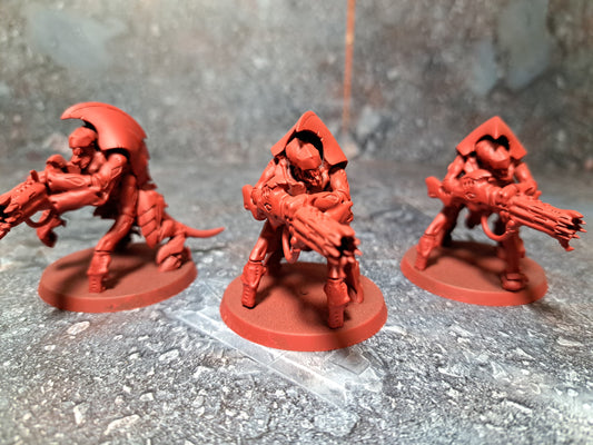 Tyranids: Hive Guard Tyraniden Warhammer 40k teilweise rot geprimed gebaut