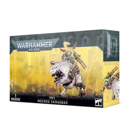 Mozrog Skragbad auf weißem Squigosaurus Warhammer 40,000 Modell Deutsch